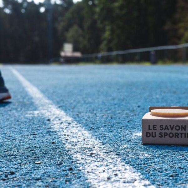 Le Sportif un savon 100% d'origine naturelle, certifié BIO, à l'arnica et aux ingrédients anti-inflammatoires.